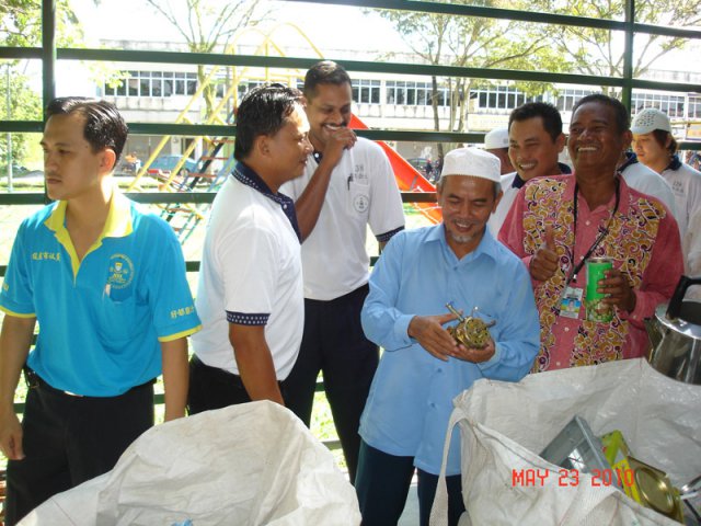 YB Tuan Maktar meninjau barang kitar semula di Pusat Sumber Alam Sekitar Taman Putri Gunung pada 23-5-2010